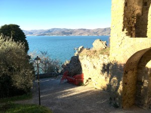 Monte del Lago, lavori sulle mura trecentesche di porta Trasimena