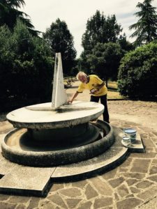 Sestilio Burattini, autore della fontana ai giardinetti pubblici di Magione, la sistema dopo alcuni atti vandalici